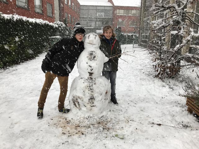 Sneeuwman op de Speelplaats in Sint-Lutgart, Beernem