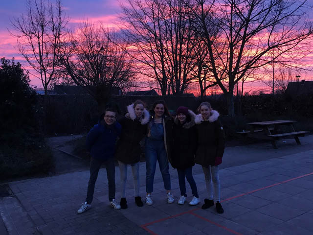 Vroege vogels Middenschool Sint-Lutgart poseren graag voor de prachtige ochtendhemel