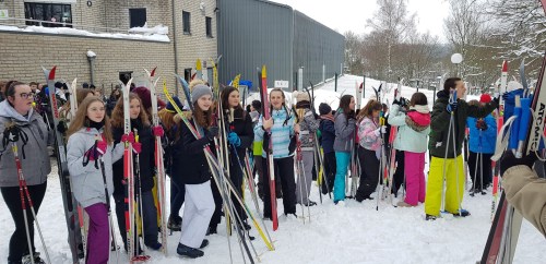 De leerlingen van Sint-Lutgart staan klaar met hun latten om te gaan langlaufen