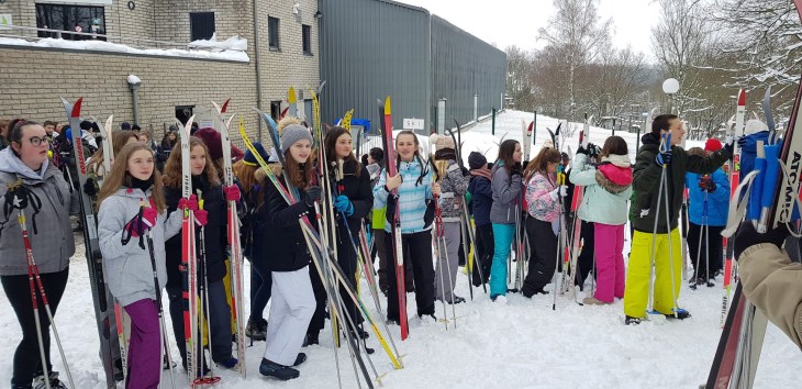 De leerlingen van Sint-Lutgart staan klaar met hun latten om te gaan langlaufen
